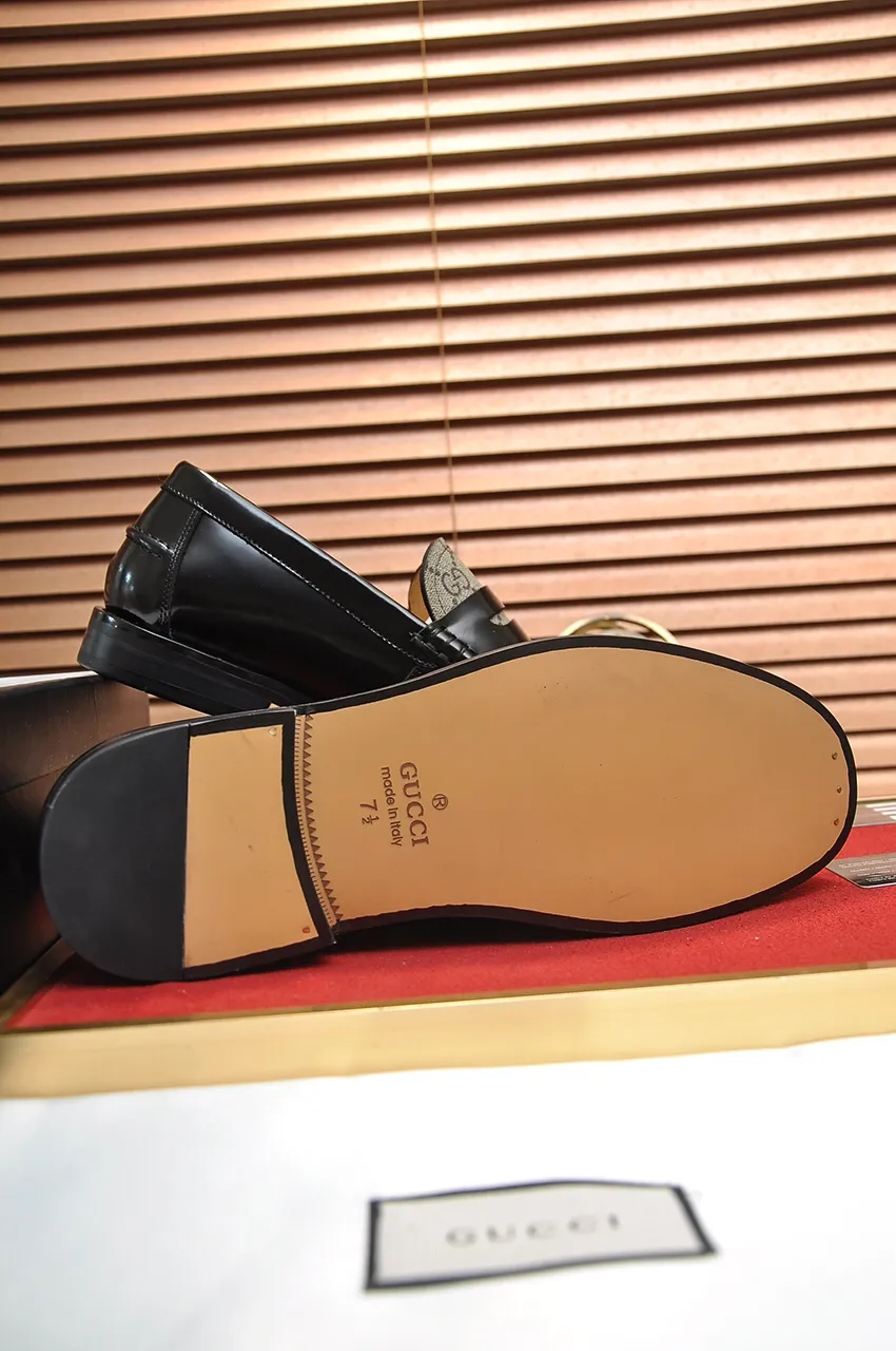 Men's shoes💰560💶Italy's top luxury men's shoe giant (GUCCI) (Gucci) (full cowhide lining) new arrival🍃Original European style🔰 Pleasant to the eye😍In order to make the shoes more durable and non-deformable🌀The production continues to follow traditional methods but there is still no lack of innovation💪Choose original sheepskin for the leather♻️ Smooth and natural And extra bright ⭐Made of imported cowhide, the first choice of rich people 38-45 (45 customized)